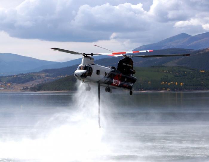 Helicopter picks up water to fight Ptarmigan Fire