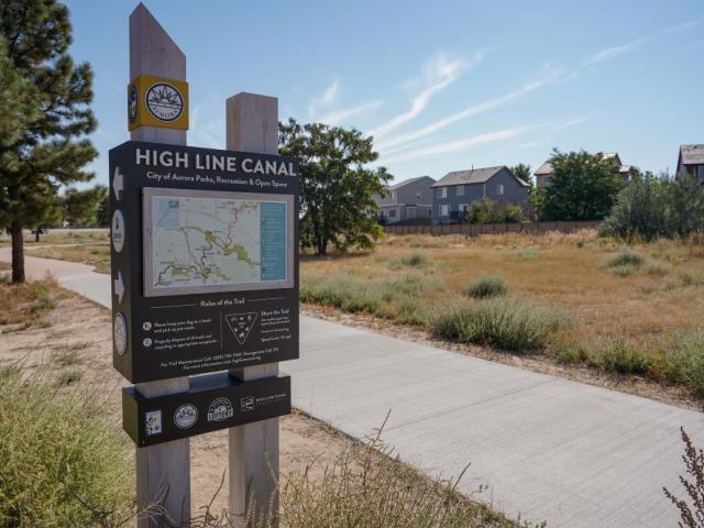 Directional sign for the High Line Canal
