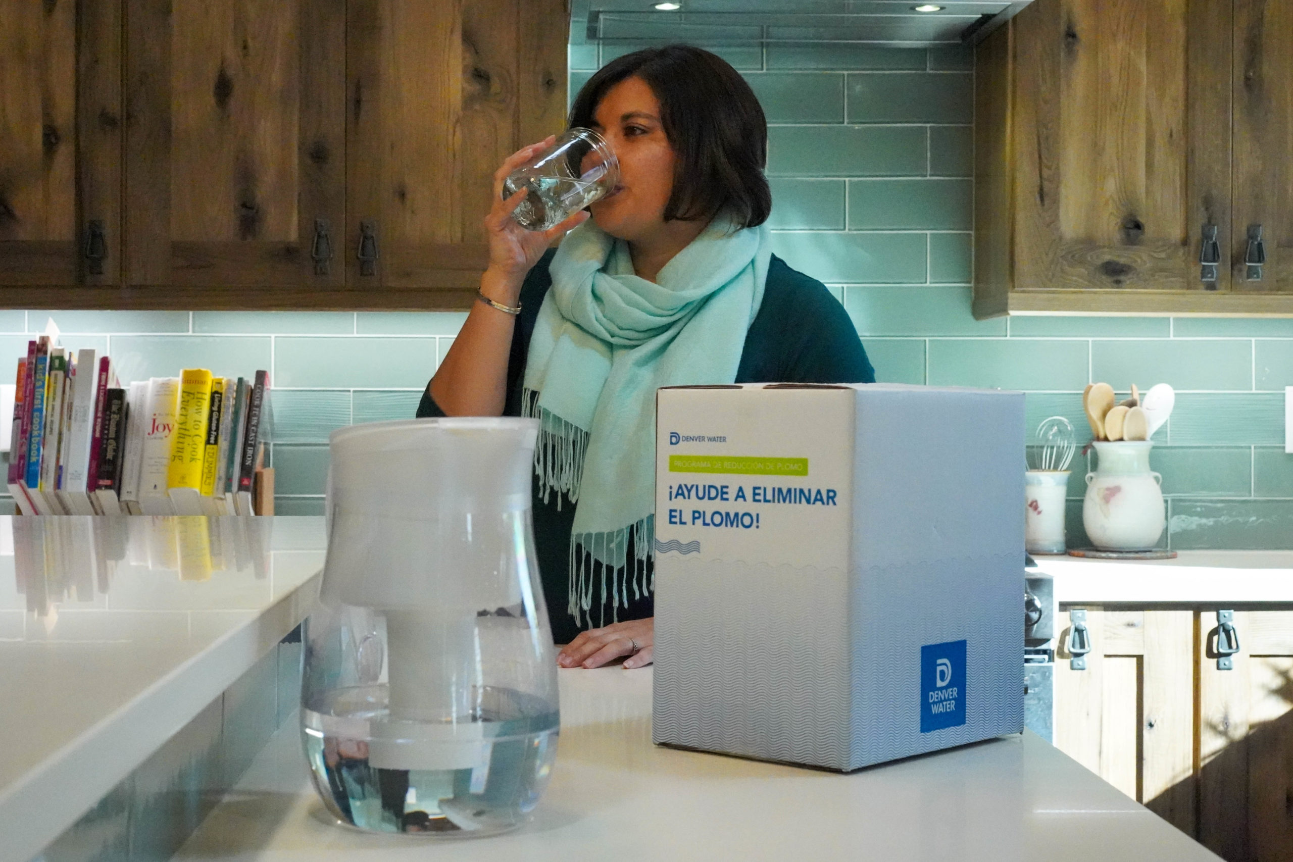 El agua filtrada debe usarse para beber, cocinar y preparar fórmula infantil hasta seis meses después de que se reemplace la línea de servicio de plomo. Foto de Denver Water. 