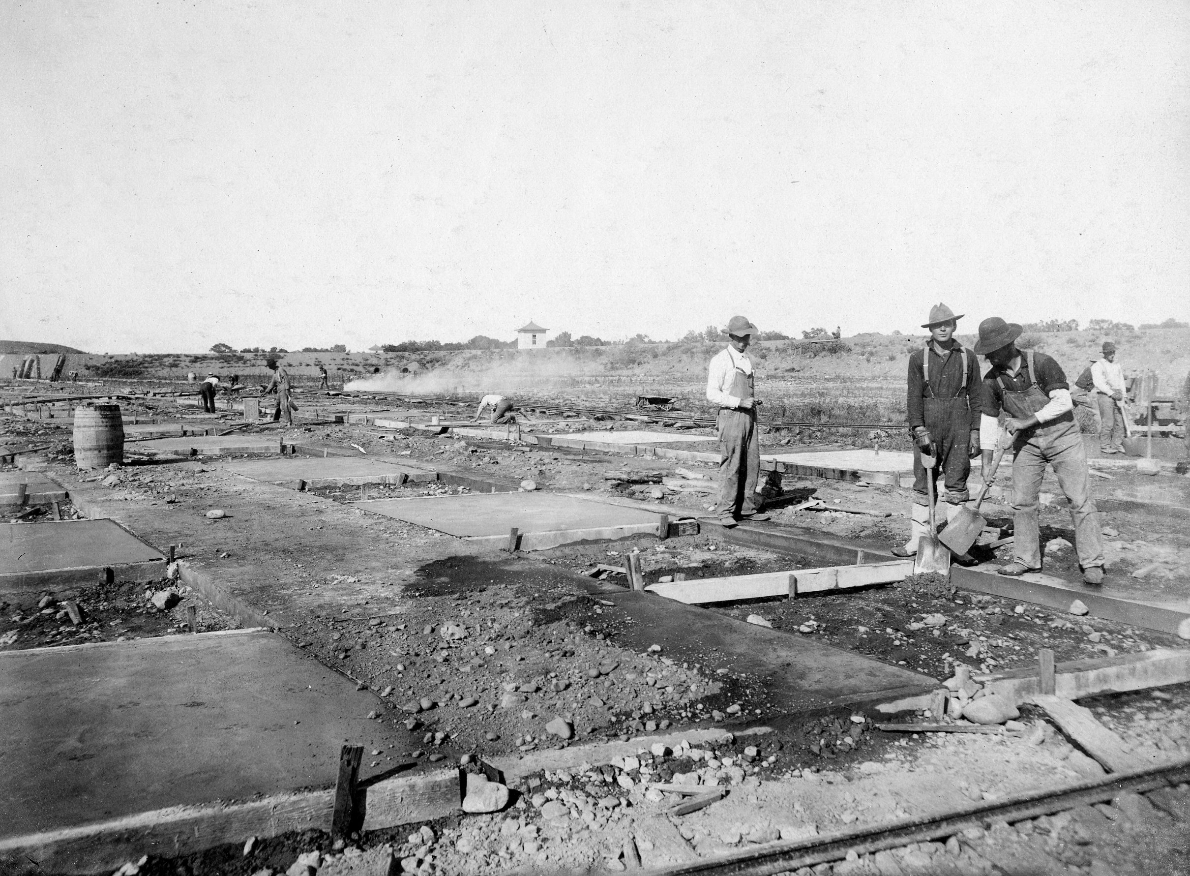 Workers lay concrete in the bottom of the filter beds in July 1905.